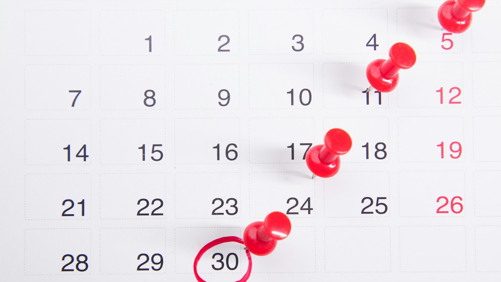 Kalender mit roten Markierungen auf mehreren Tagen