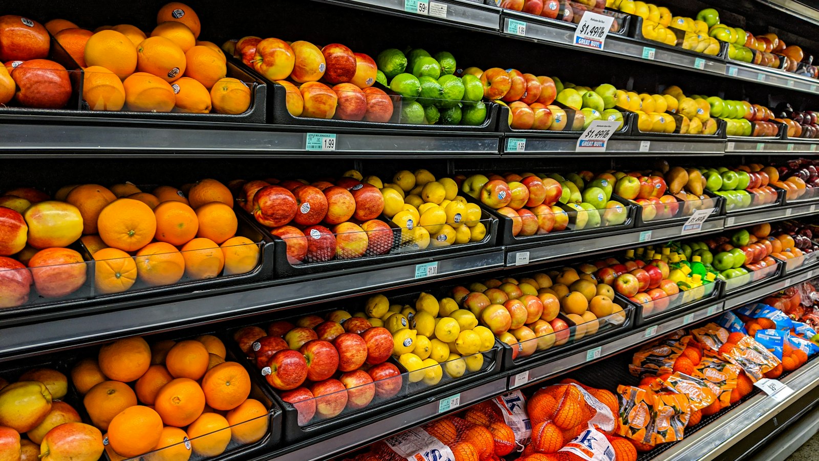 Supermarktregal mit frischen Früchten